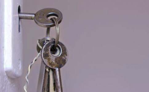 ������һ�ѽ�Կ�ס�˵�θ�