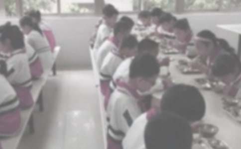 小班健康教案《吃饭》