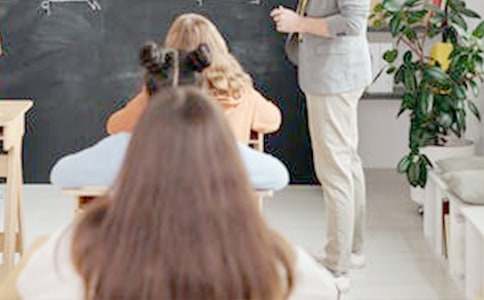 ������⹫���ν̰�����ѧ��˼�������ѡ���ͨ��10ƪ��