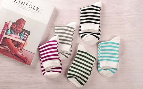 小班社会教案:学习穿袜子